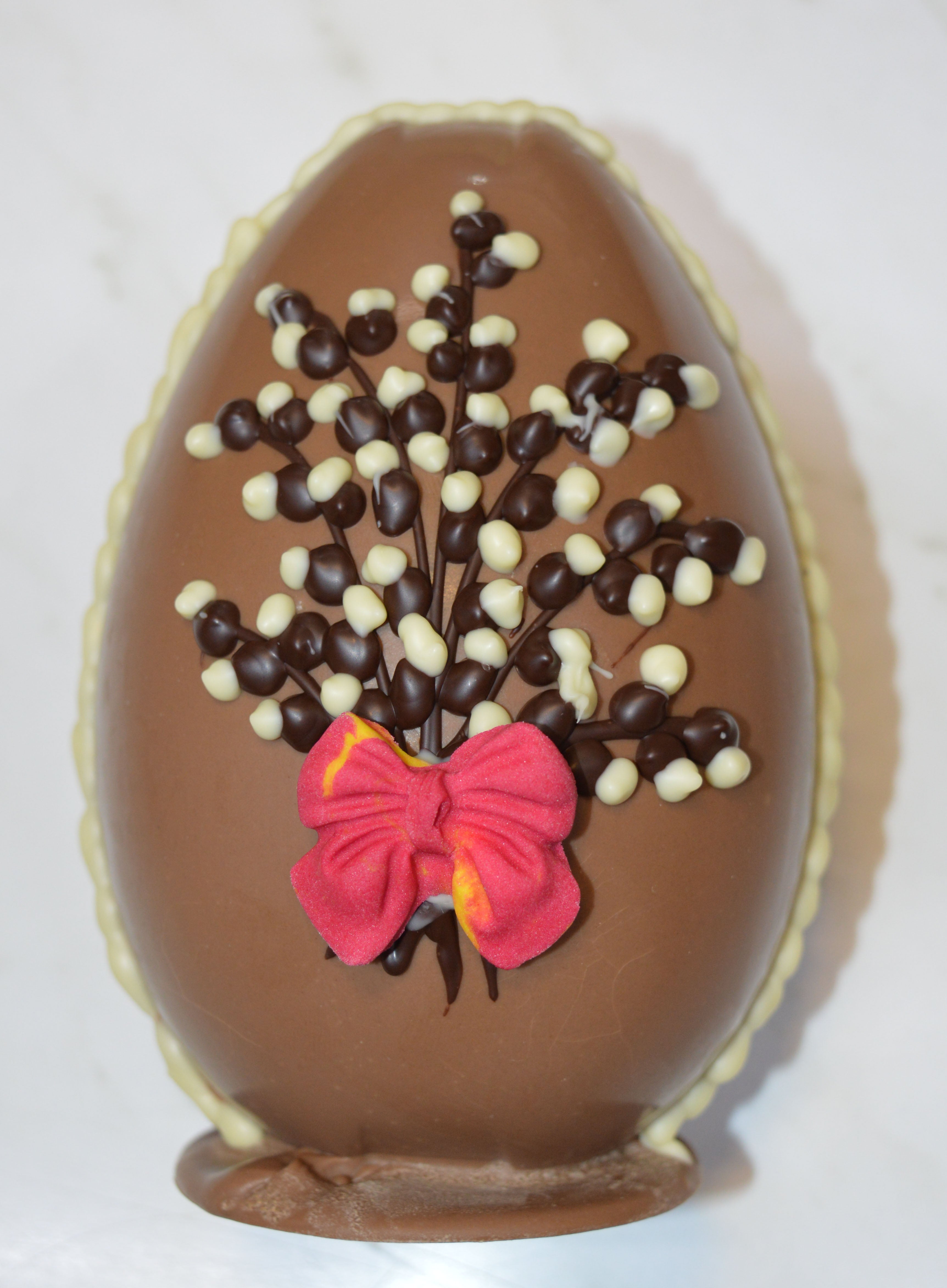 Osterei aus Schokolade mit Palmkätzchen