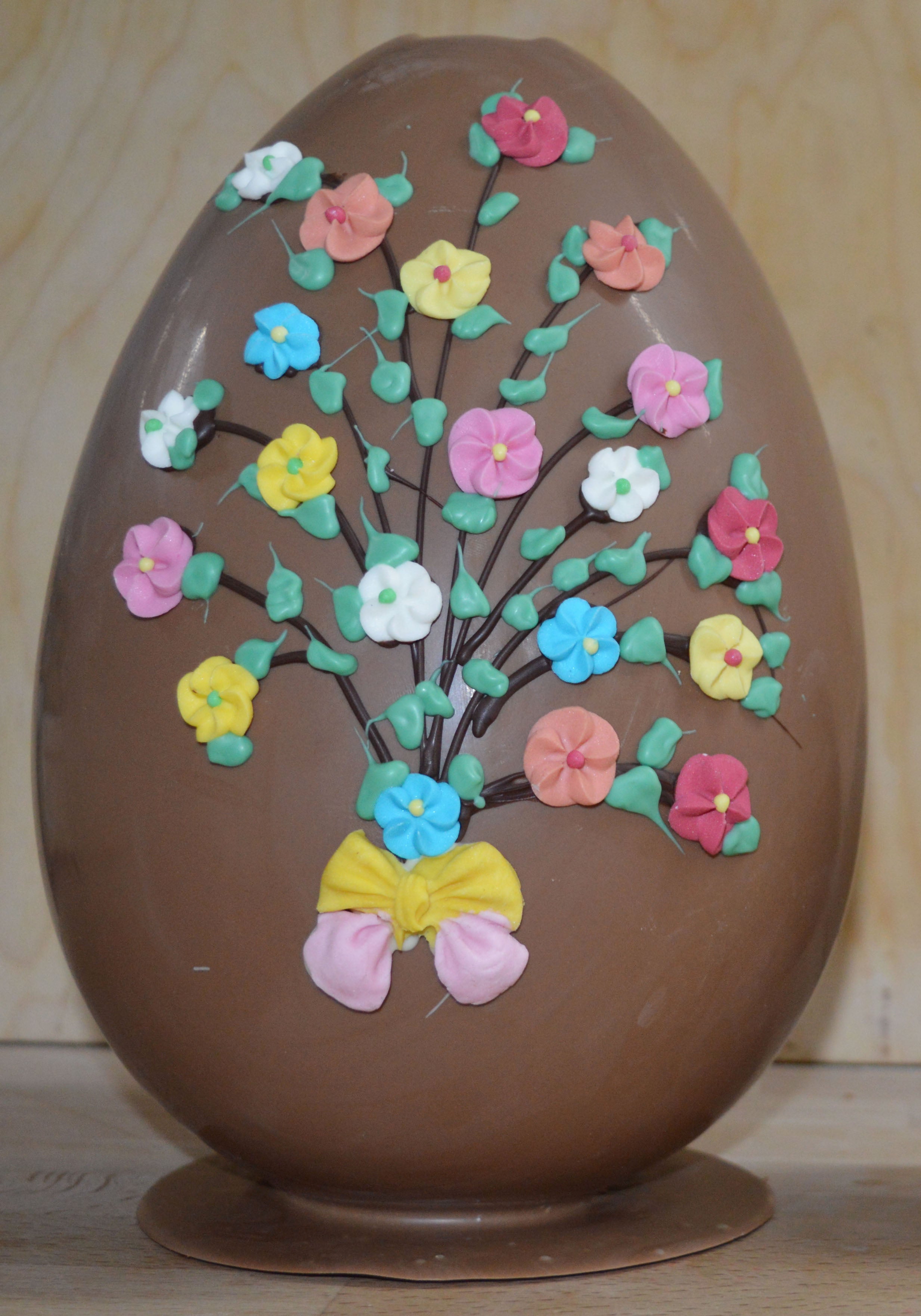 Osterei aus Schokolade mit Zuckerblüten